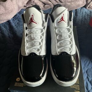 Jordan Max Aura 12 black and white